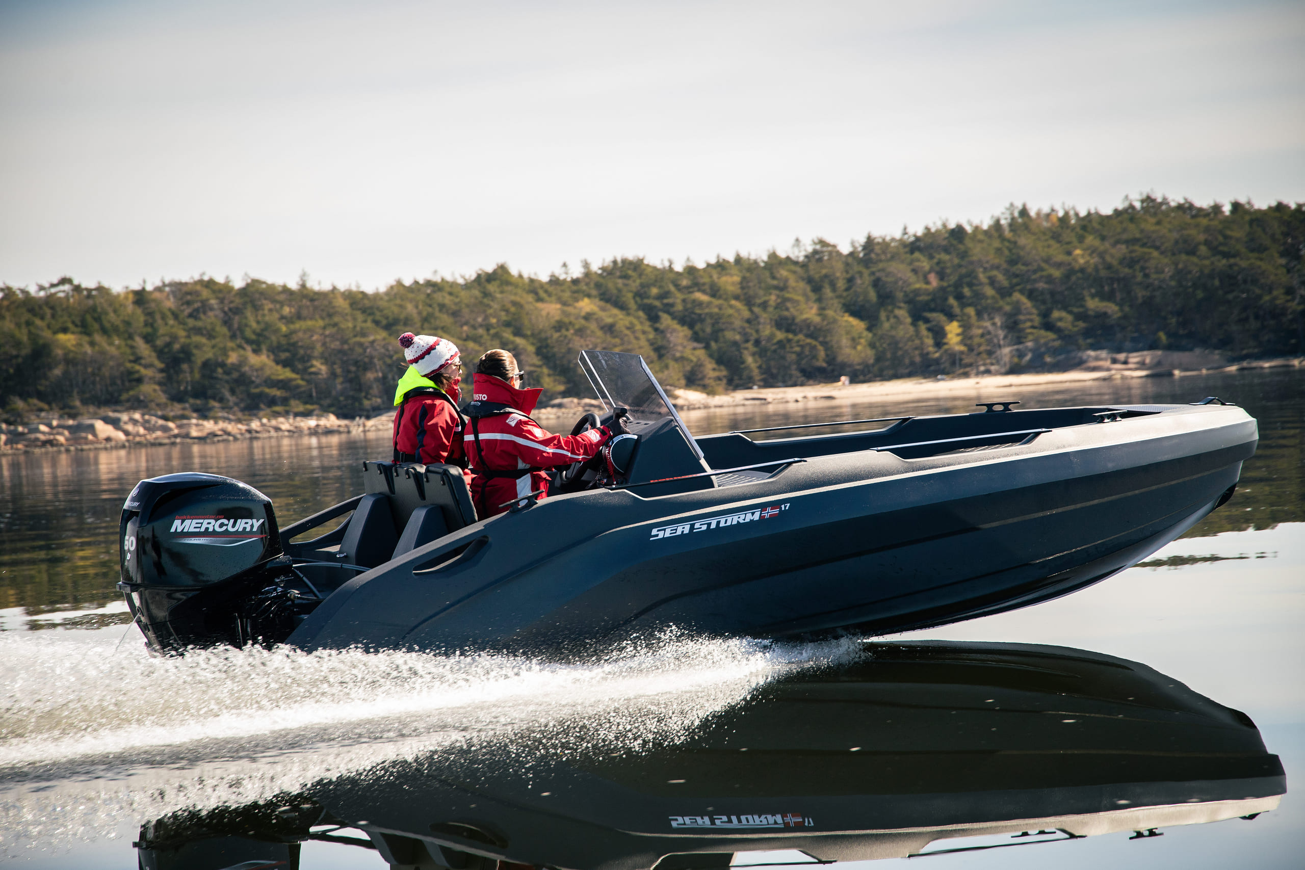 SeaStorm 17 aluminiumsbåt på vannet.